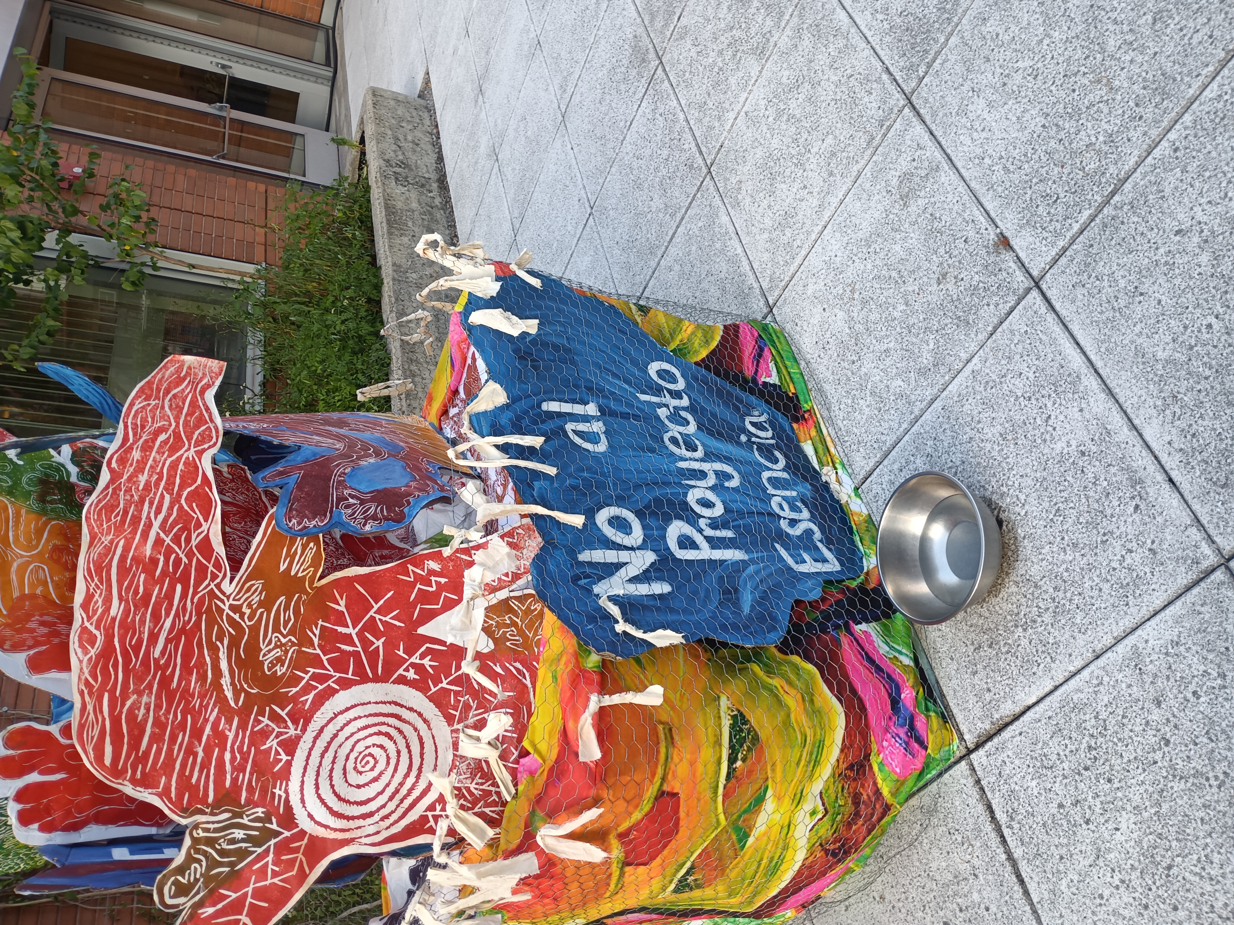 Hand-painted banner reading No al Proyecto Esencia